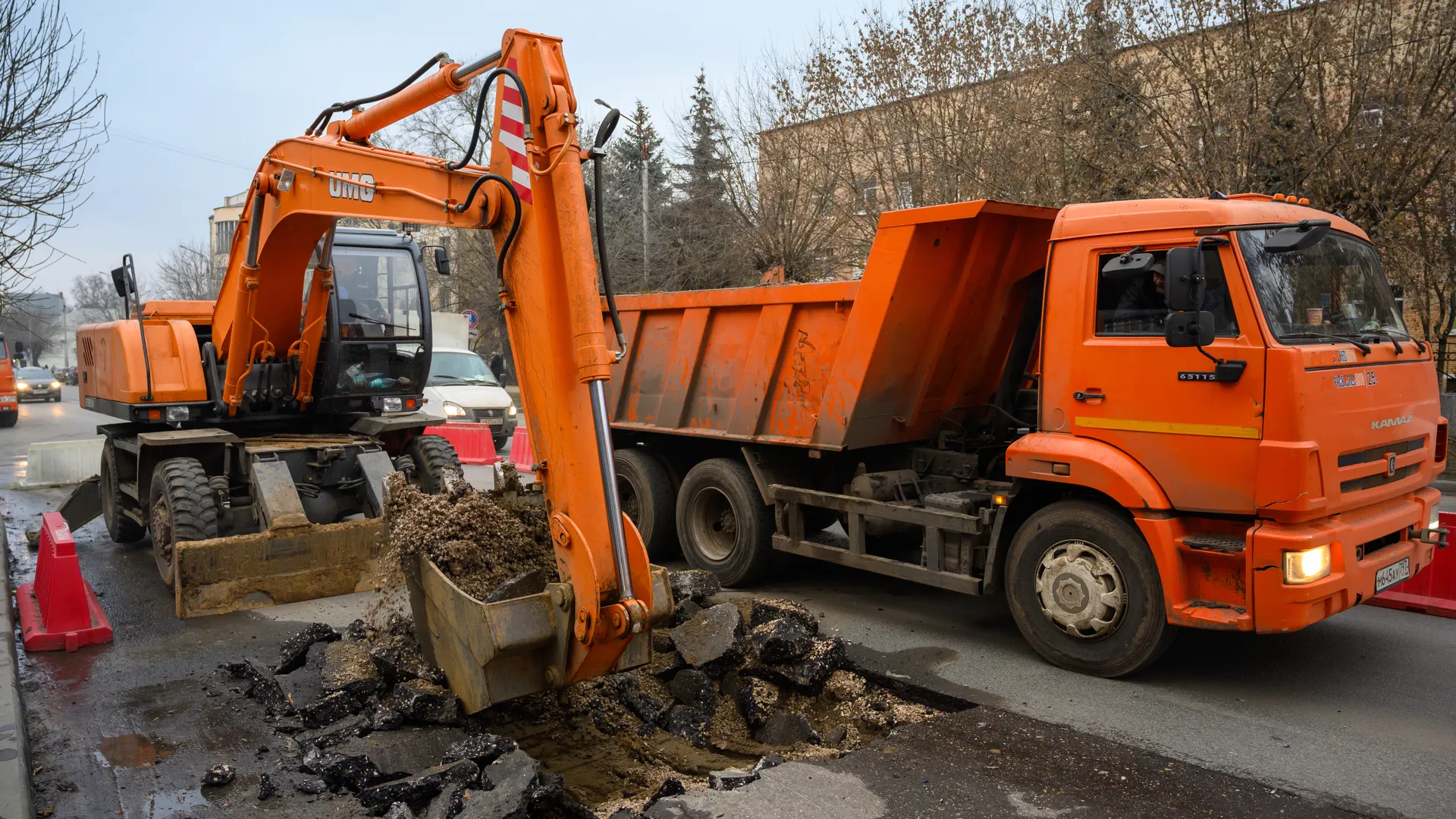 Рабочие Мособлводоканала укладывают асфальт в Орехово-Зуево после ремонта водопровода