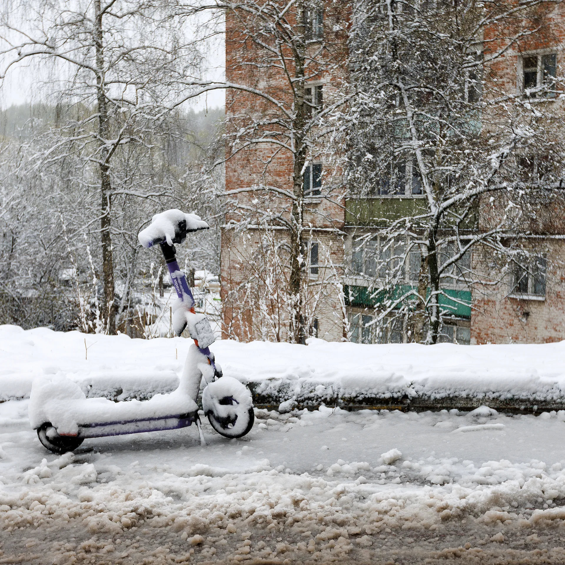 Снежный апокалипсис в Подмосковье: самокат в снегу