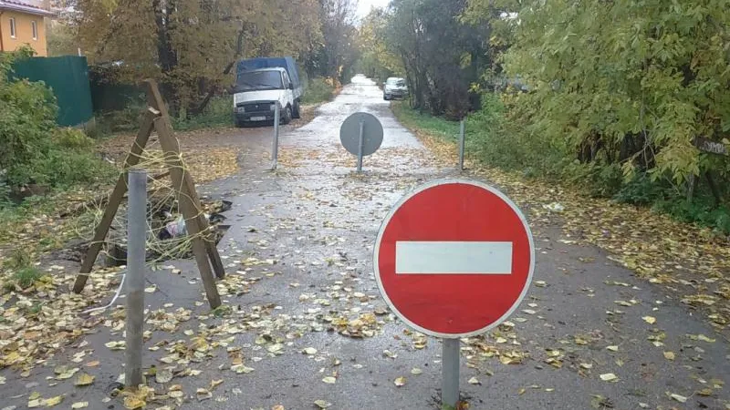 Аварийные машины не могут проехать к жителям из-за разрушенного моста в Лобне