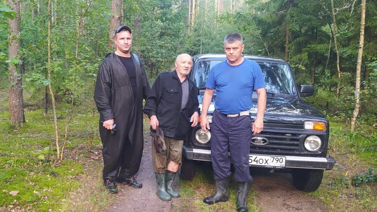 Подмосковные лесничие вывели из леса заблудившихся грибников