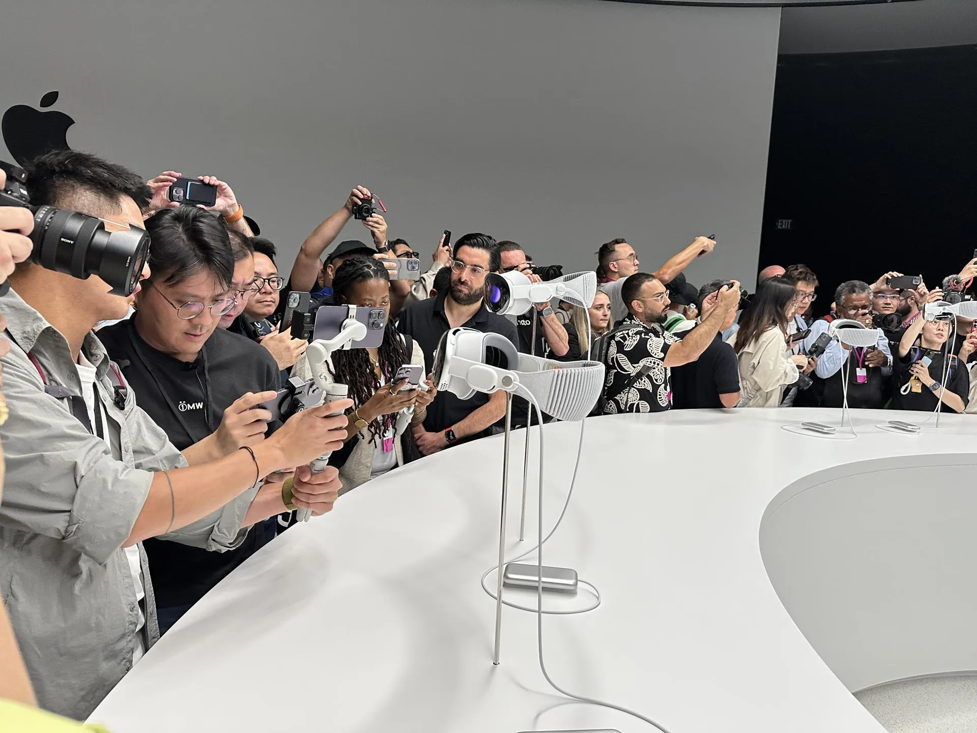 Посетители официального магазина Apple в Лос-Анджелесе. Фото: Ringo Chiu / Keystone Press Agency