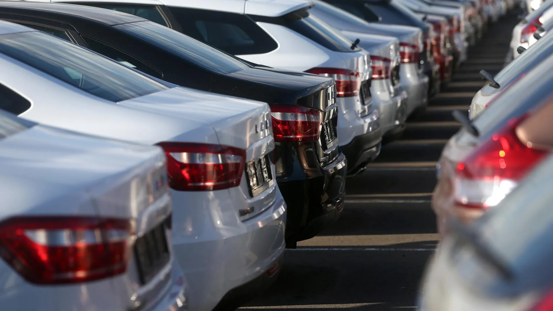 Госзаказчики сократили расходы на покупку Lada и УАЗ на четверть
