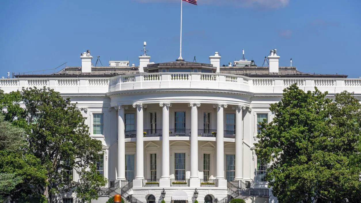 «Даже если бы палец отвалился, я бы делал вид, что ничего не случилось». Что случилось с Трампом в Овальном кабинете?