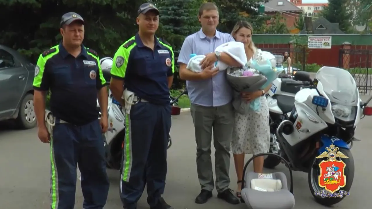 Инспекторы ДПС из Дмитрова сопроводили машину с беременной женщиной до перинатального центра