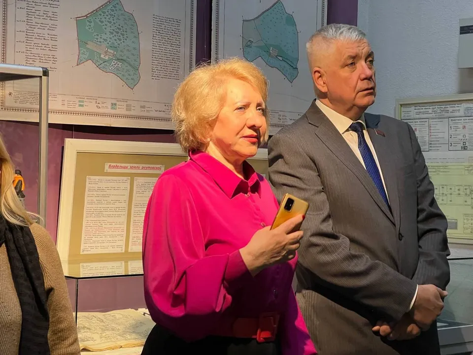 Директор МВЦ Антонина Кошкина и депутат Мособлдумы Тарас Ефимов. Фото: администрация г.о. Реутов