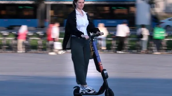 Эксперт оценил ограничение скорости электросамокатов