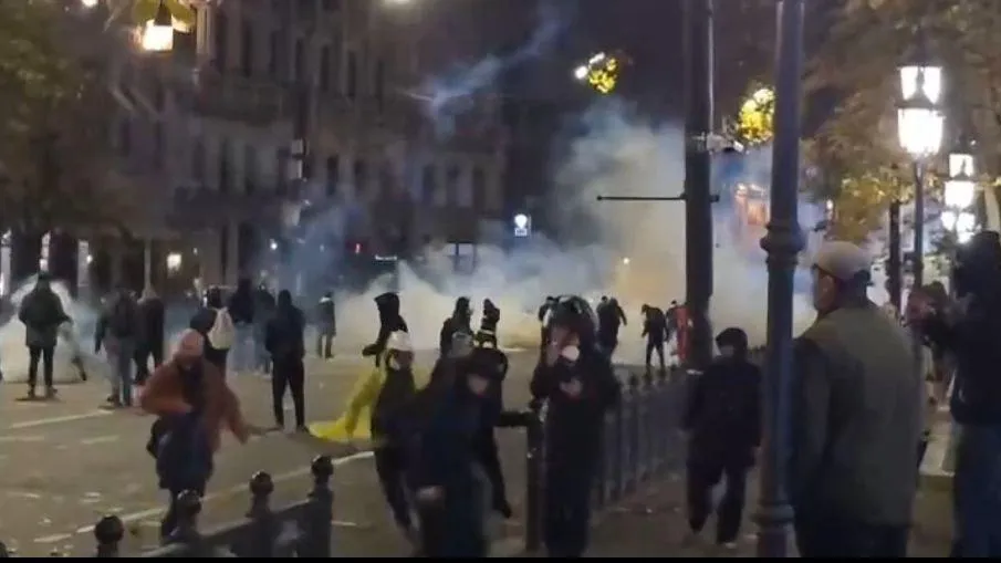 Митингующие разгромили в Тбилиси офис «Грузинской мечты», забросав его камнями и яйцами