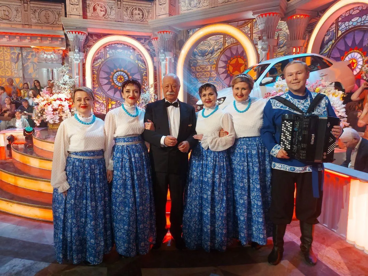 Олеся и Сергей Вильмовы крайние справа. Фото: архив семьи Вильмовых