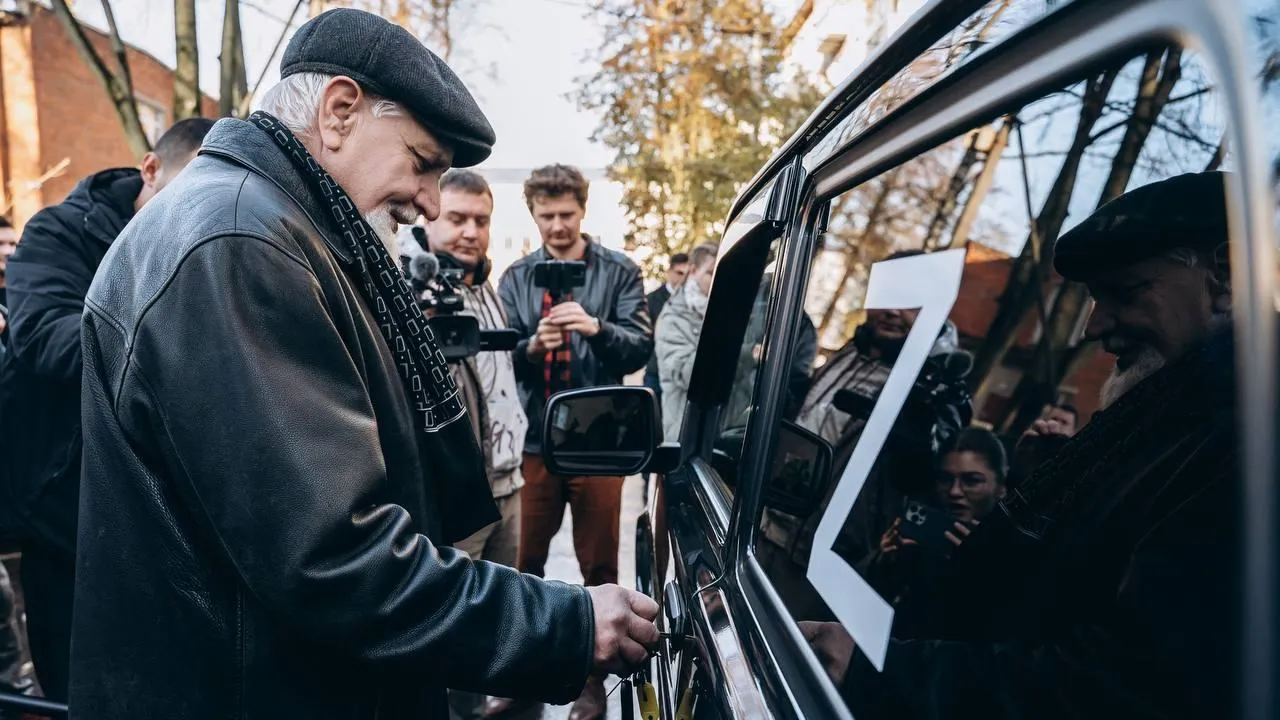 Пенсионеру, задержавшему грабителя в Щелково, вручили новую машину
