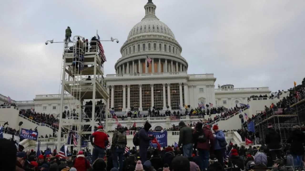 ABC: Граждане США считают обвинения против экс-президента Трампа политическими