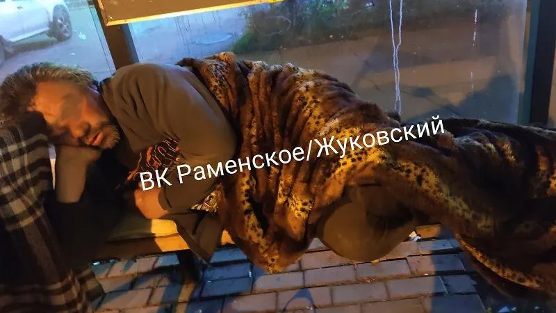 Жители Жуковского просят переселить бродягу с остановки