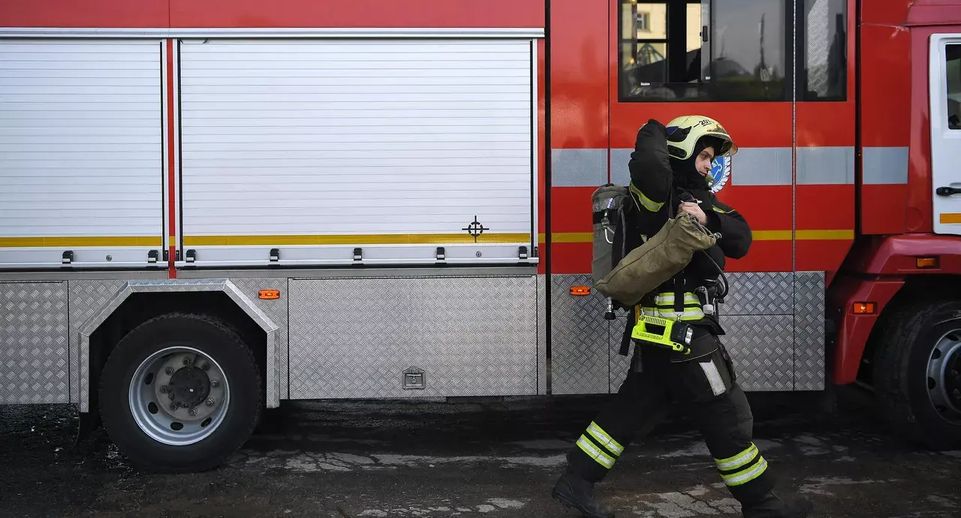 МЧС: в Челябинске огнеборцы ликвидировали открытое горение в автосервисе