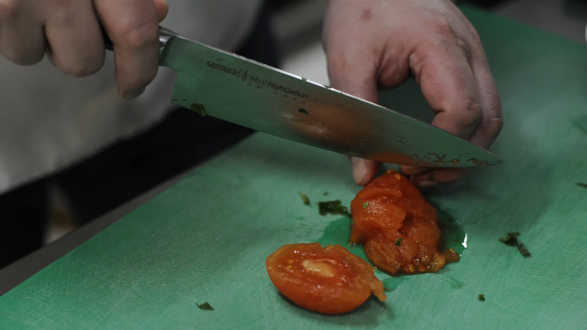 Приготовление салата из авокадо с печеными овощами