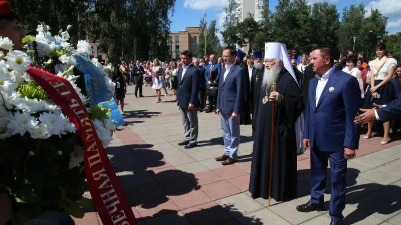 Воробьев, Мединский и митрополит Ювеналий возложили цветы к памятнику погибшим в ВОВ