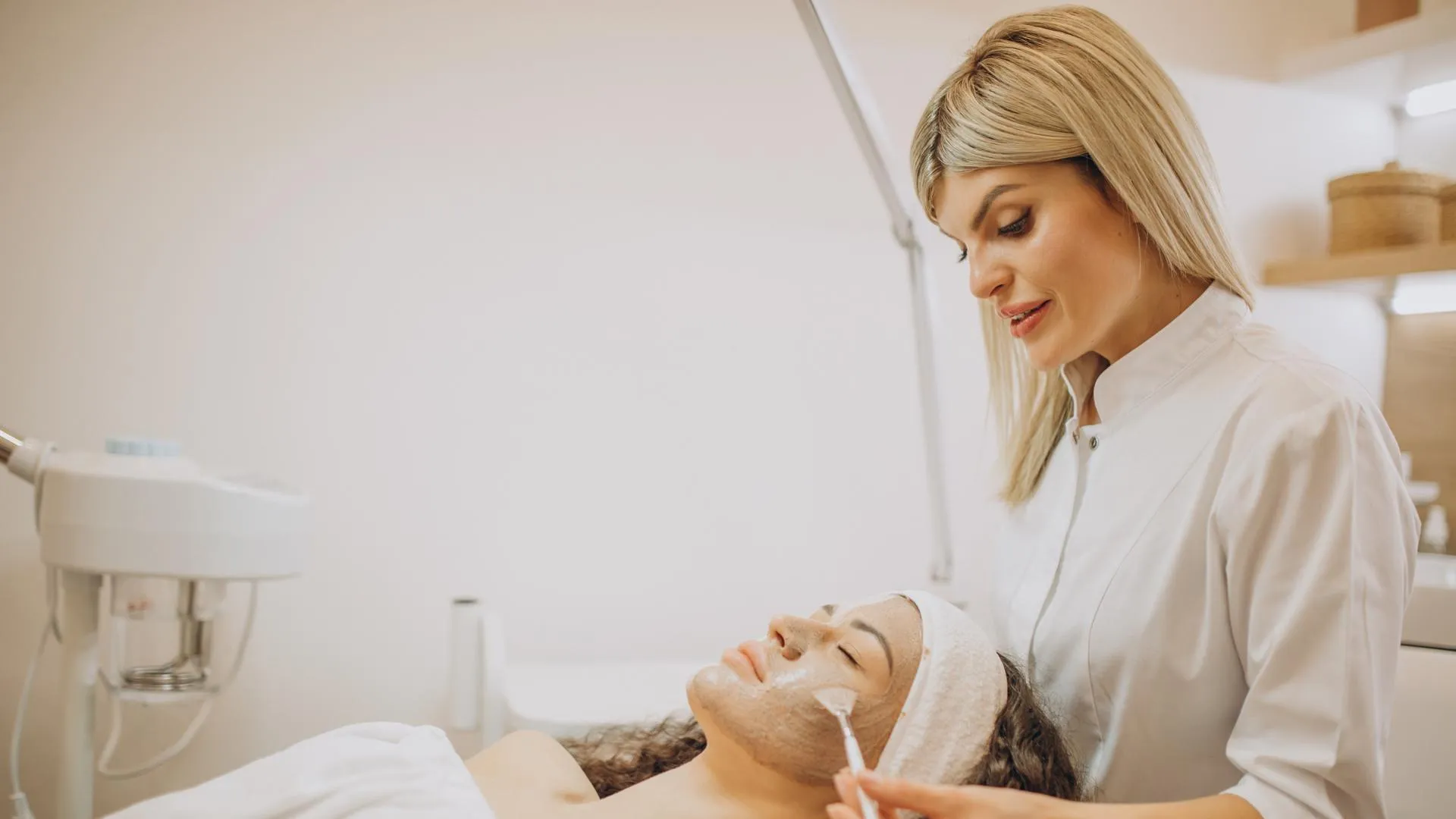 Юрист Русяев перечислил способы вернуть потраченные деньги за некачественные косметические услуги