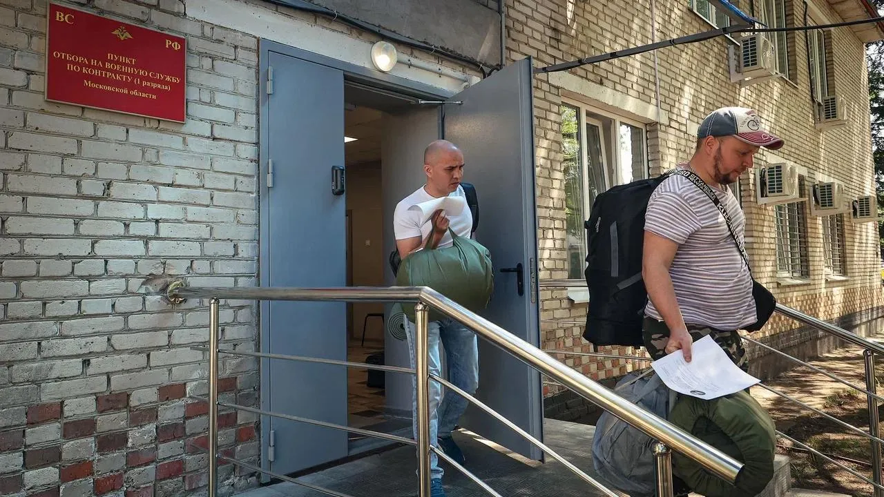 Инструкторы пункта отбора в подмосковной Балашихе обучают бойцов необходимым навыкам в короткие сроки