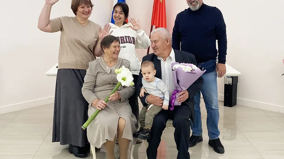 Михаил и Нина Крикуновы с детьми и внуками на торжественной церемонии в ЗАГСе Фото: отдел ЗАГС по г.о. Красногорск