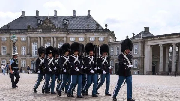 Королевские гвардейцы едва не затоптали ребенка возле Лондонского Тауэра