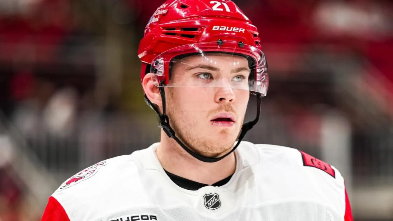 Российский защитник «Каролины» разметал по льду игроков «Чикаго»