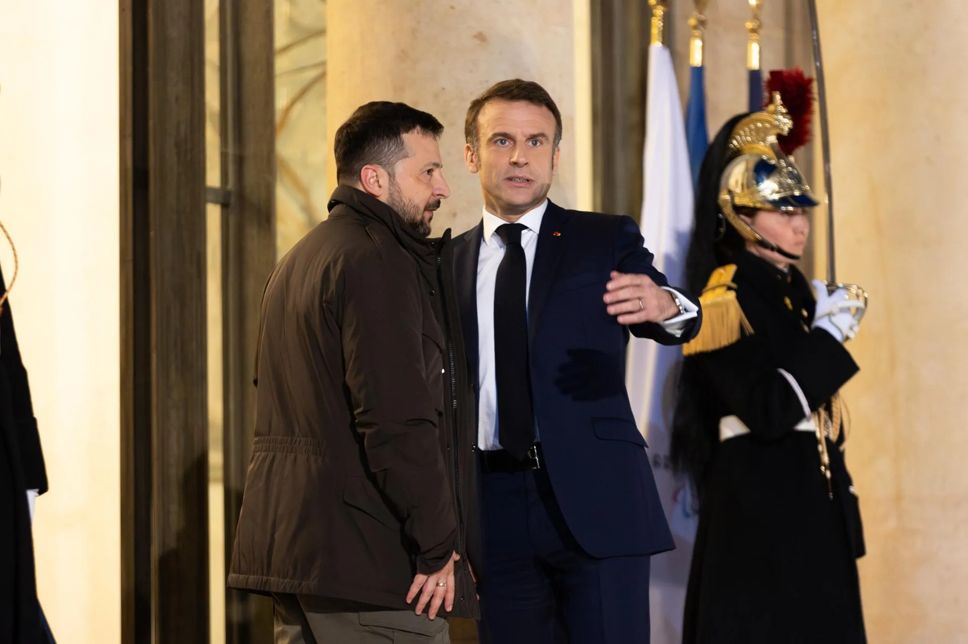 Президент Украины Владимир Зеленский и его французский коллега Эммануэль Макрон. Зеленский прибыл в Елисейский дворец для подписания двустороннего соглашения о безопасности, 18 февраля 2024 год. Фото: Alexis Sciard / Keystone Press Agency