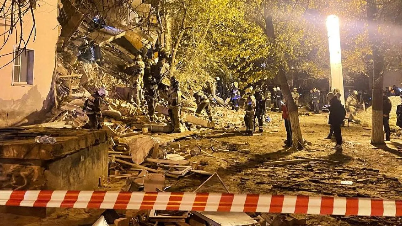 Спасатели разобрали завалы обрушившегося дома в Астрахани