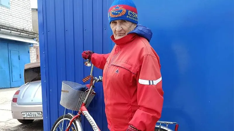 Главный форвард на деревне: 80-летняя жительница Солнечногорска учит детей играть в футбол