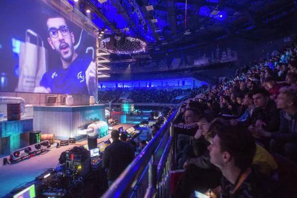 Зрители во время киберспортивного турнира EPICENTER 2017 CS: GO в СК «Юбилейный» в Санкт-Петербурге.