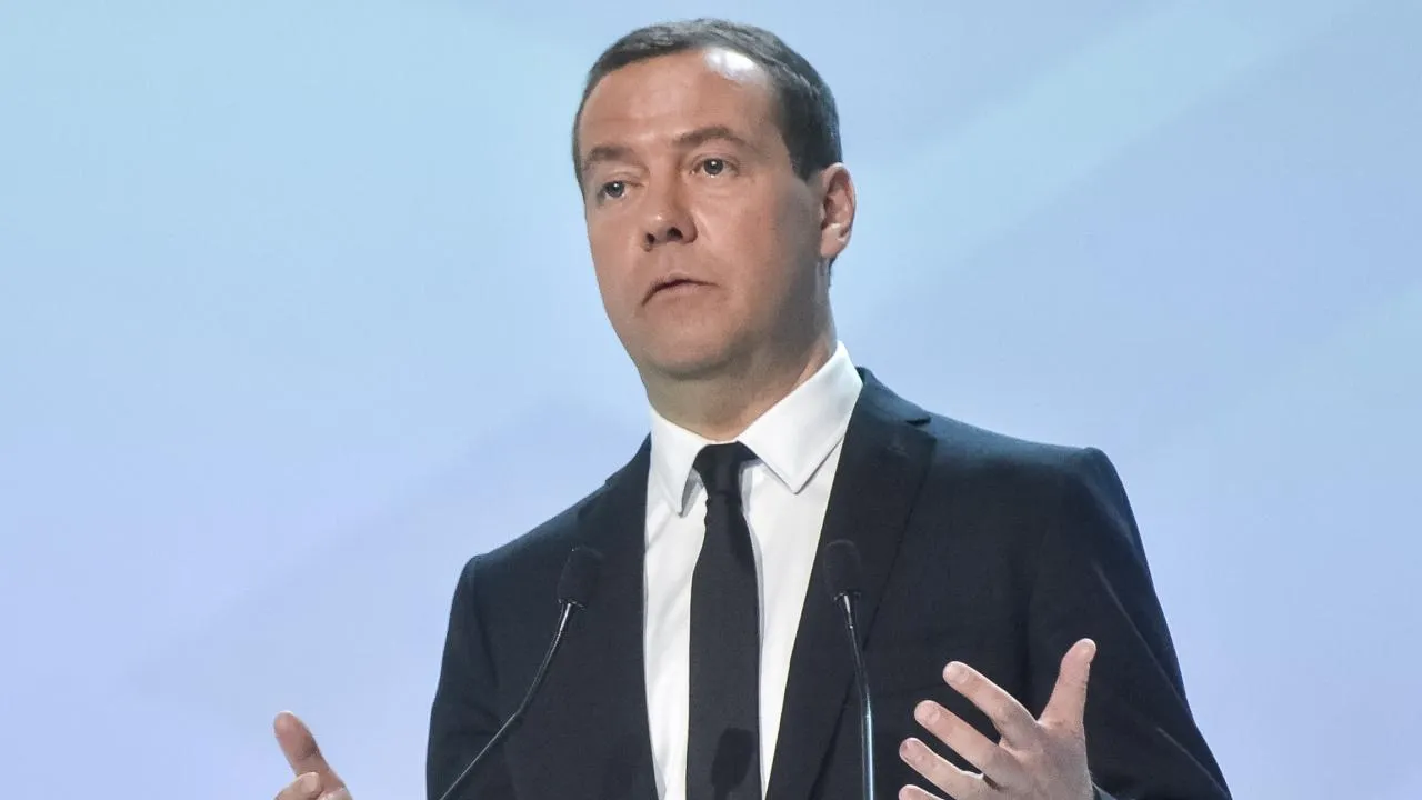 Медведев назвал кандидата в канцлеры Мерца нацистом за идею удара по Крымскому мосту