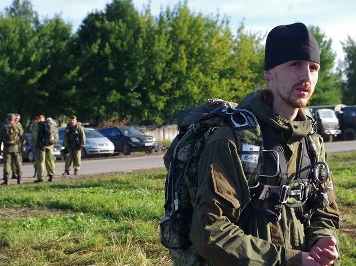 «Прыгал с парашютом вместе с солдатами»: жители Пскова молятся за раненного на СВО священника