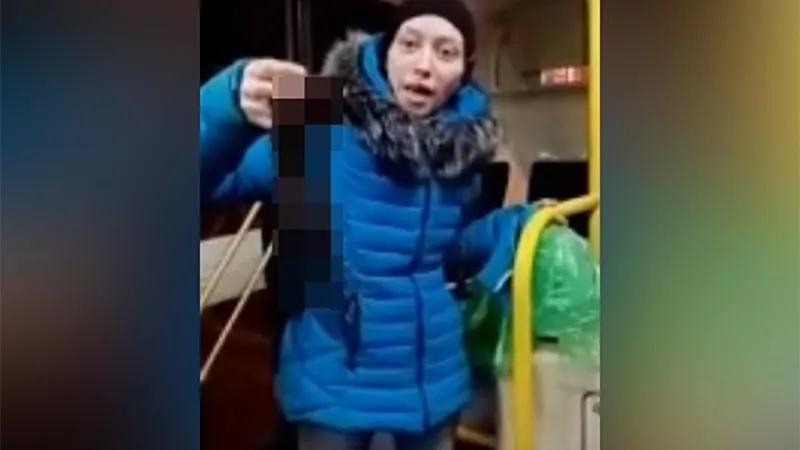 Неадекватная женщина размахивала трупом котенка в автобусе в Клину