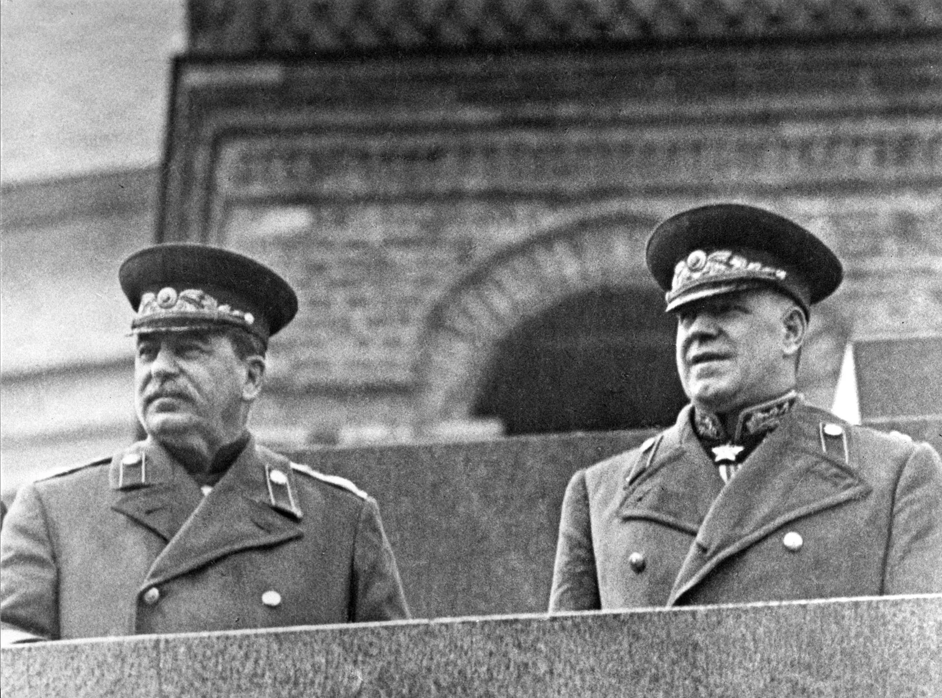 Иосиф Сталин и Георгий Жуков на трибуне мавзолея, 1945 год