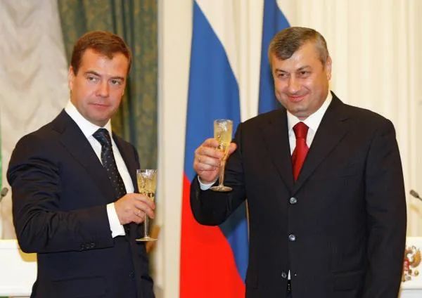 Дмитрий Медведев и Эдуард Кокойты во время церемонии подписания в Кремле Договоров о дружбе, сотрудничестве и взаимопомощи между Российской Федерацией и республиками Абхазия и Южная Осетия, сентябрь 2008 года