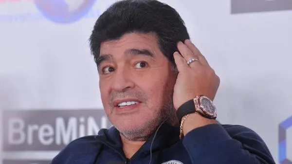 Работника похоронного бюро уволили за фотографию с телом Марадоны