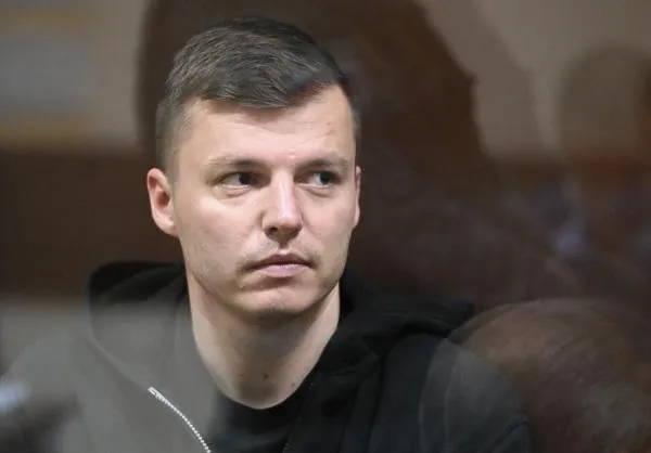 Блогер Артем Чекалин, обвиняемый в незаконных валютных операциях с использованием подложных документов, на заседании в Троицком районном суде в Москве