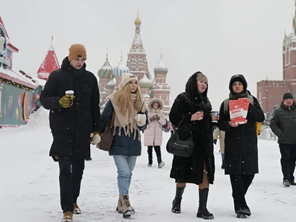 «Смотреть не только под ноги, но и на крыши»: какая погода ждет жителей Москвы и Подмосковья в новогоднюю ночь