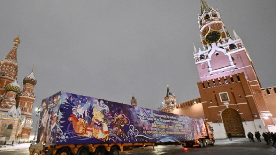 Главная ель страны доставлена в Кремль
