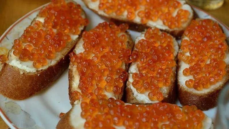 Жители Правдинского жалуются на сомнительных дельцов, продающих фальшивую икру прямо в машине