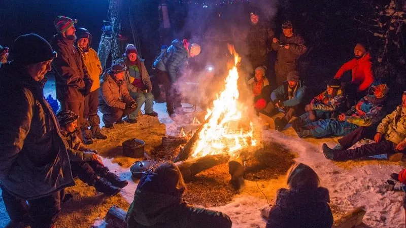 Подмосковные туристы встретили Новый год в лесу