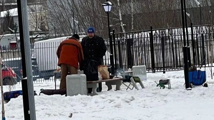 Любители сочного шашлыка пожарили мясо прямо в сквере Подольска