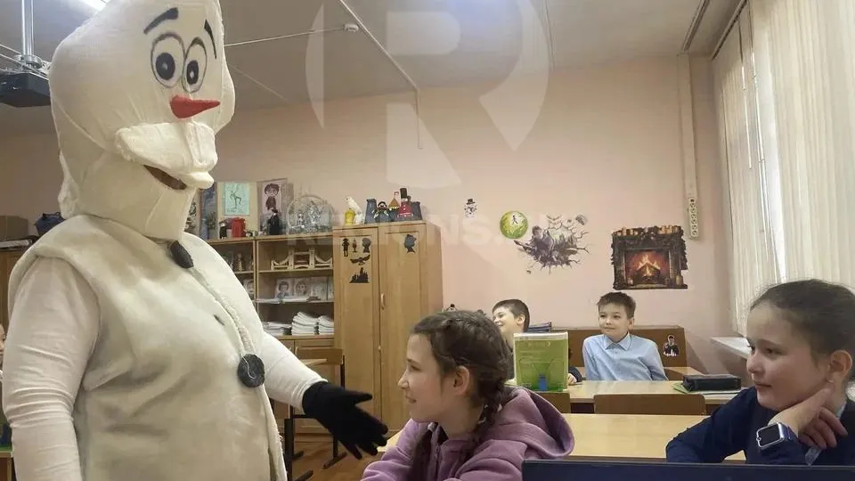 Алла Михайловна Макухина в образе снеговика Олафа. Фото: t.me/school6reutov