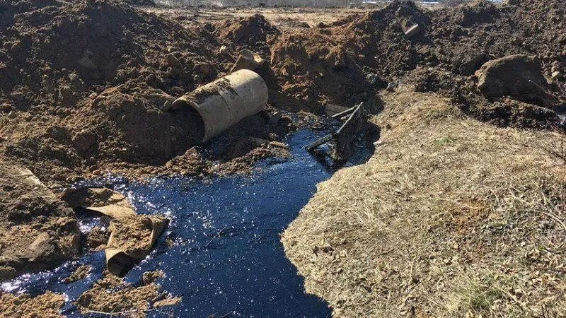 Штраф до 250 тысяч рублей грозит предприятию за разлив мазута на участке земли в Рузе