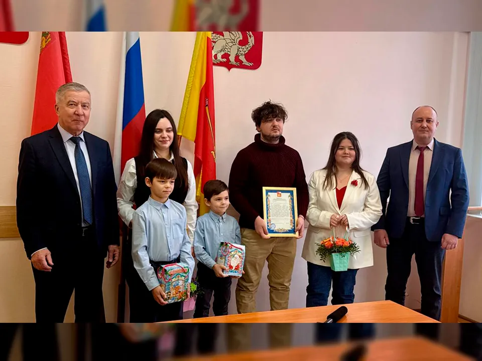 Сертификаты молодым семьям вручили председатель Совета депутатов Михаил Лавров (крайний слева) и глава муниципалитета Дмитрий Викулов (крайний справа). Фото: t.me/dmitriyvikulov