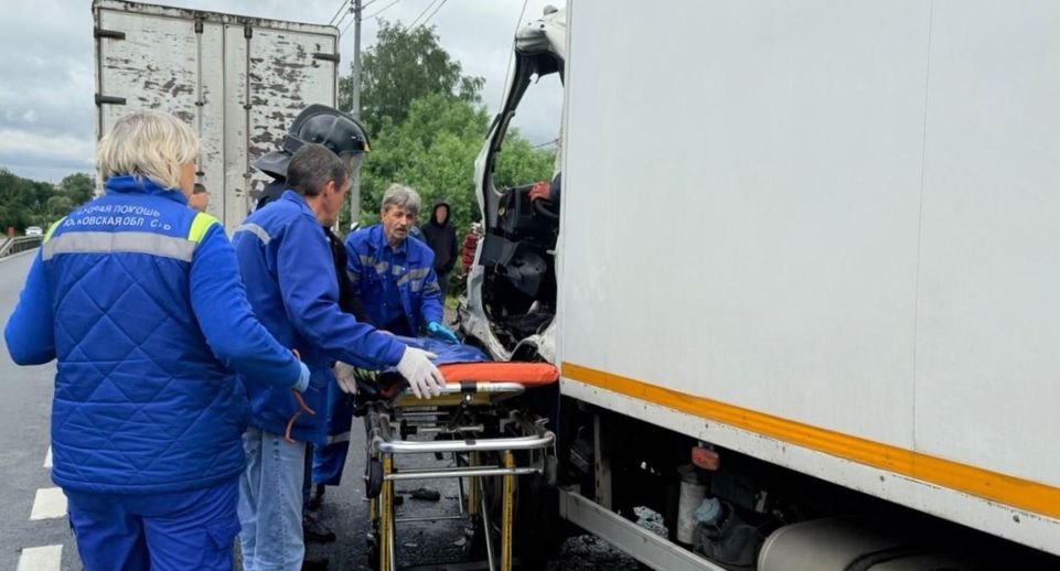Спасатели помогли водителю выбраться из искореженной кабины грузовика в Луховицах