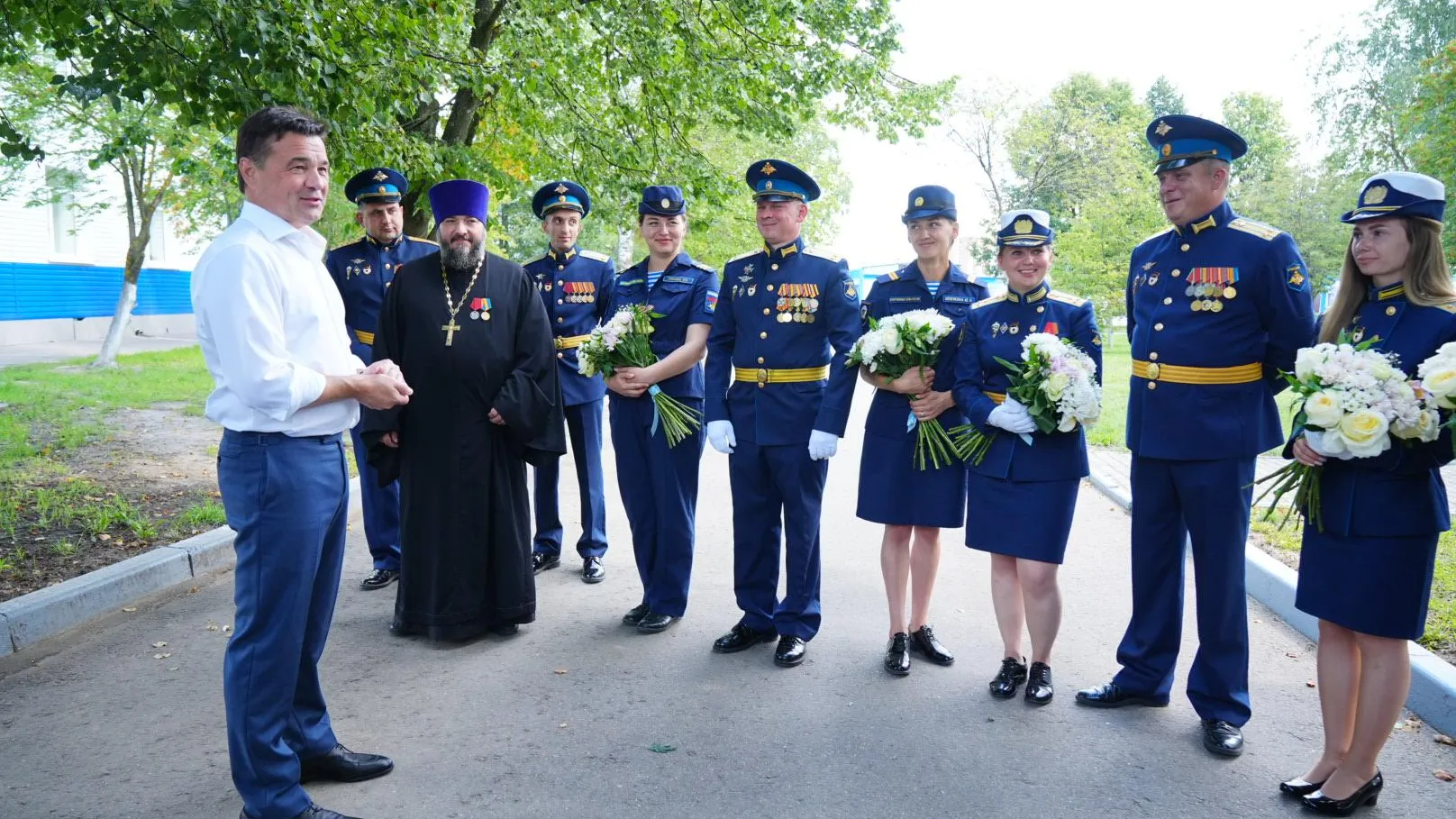 Губернатор Подмосковья поздравил военных отдельной гвардейской бригады управления с Днем ВДВ