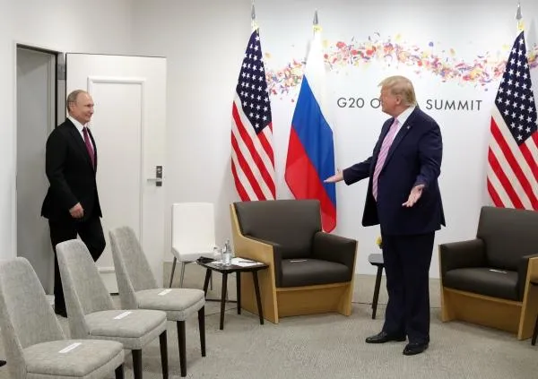Владимир Путин и Дональд Трамп во время встречи на полях саммита «Группы двадцати» в Осаке, 28 июня 2019 года