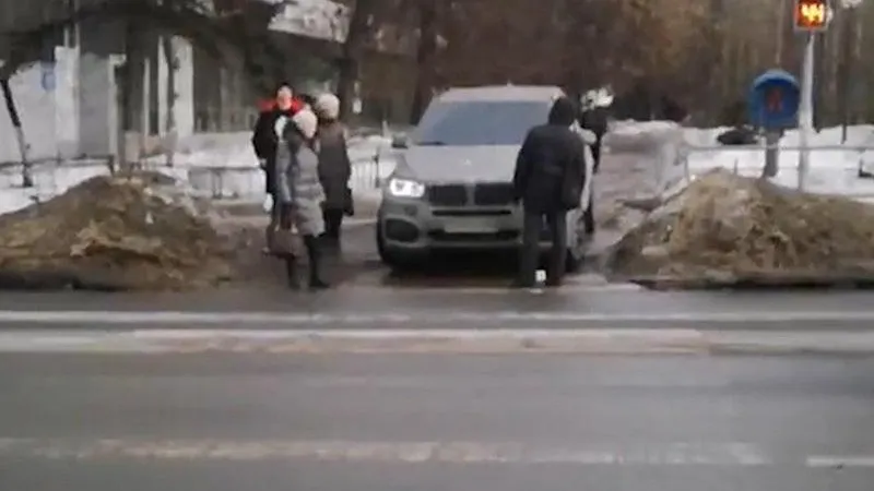 Девушка-водитель перепутала проезжую часть с тротуаром в Люберцах
