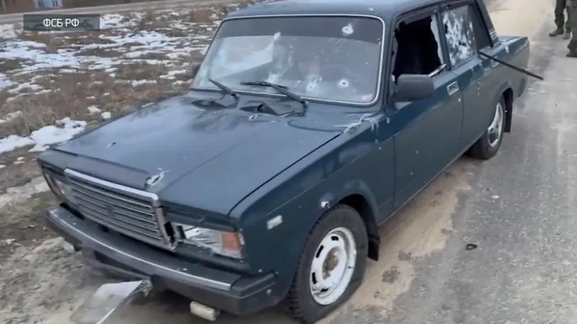 Автомобиль, расстрелянный нападавшими / Стоп-кадр видео ФСБ