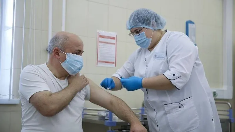 Жителям Подмосковья объяснили, почему прививку от COVID-19 ставят дважды