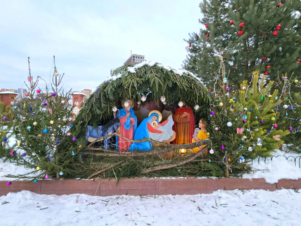 Вертеп, созданный прихожанами на территории Николо-Боголюбского храма в Красногорске. Фото: Артем Мишуков
