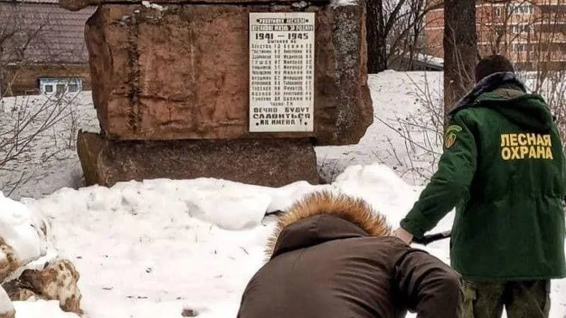 Лесничие очистили от снега памятник, расположенный в поселке Поварово